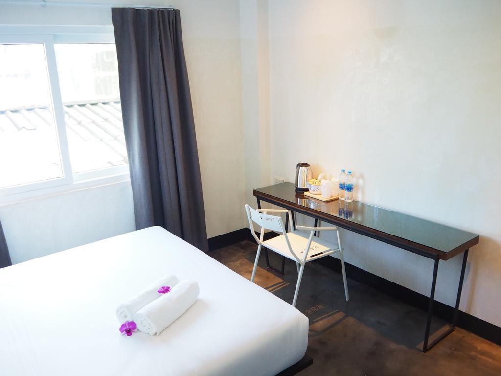 Art-C House Hotel Phuket Bagian luar foto