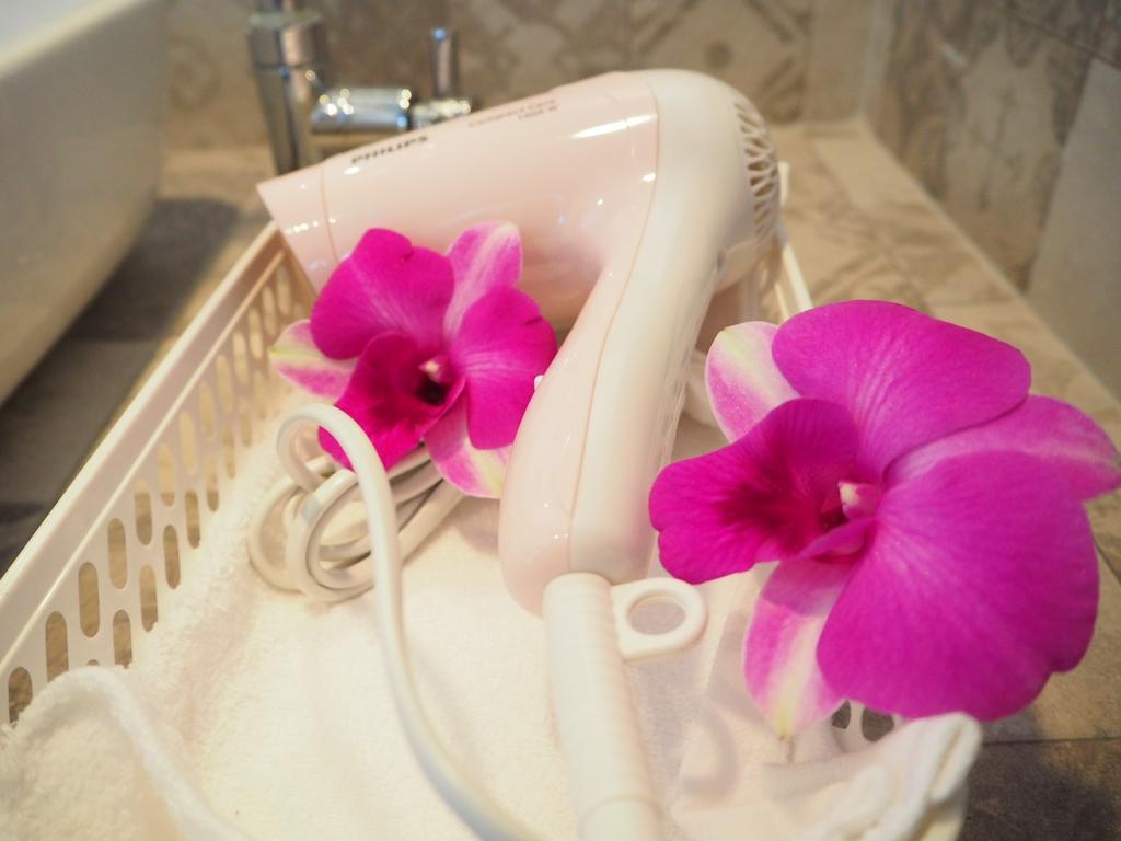 Art-C House Hotel Phuket Bagian luar foto