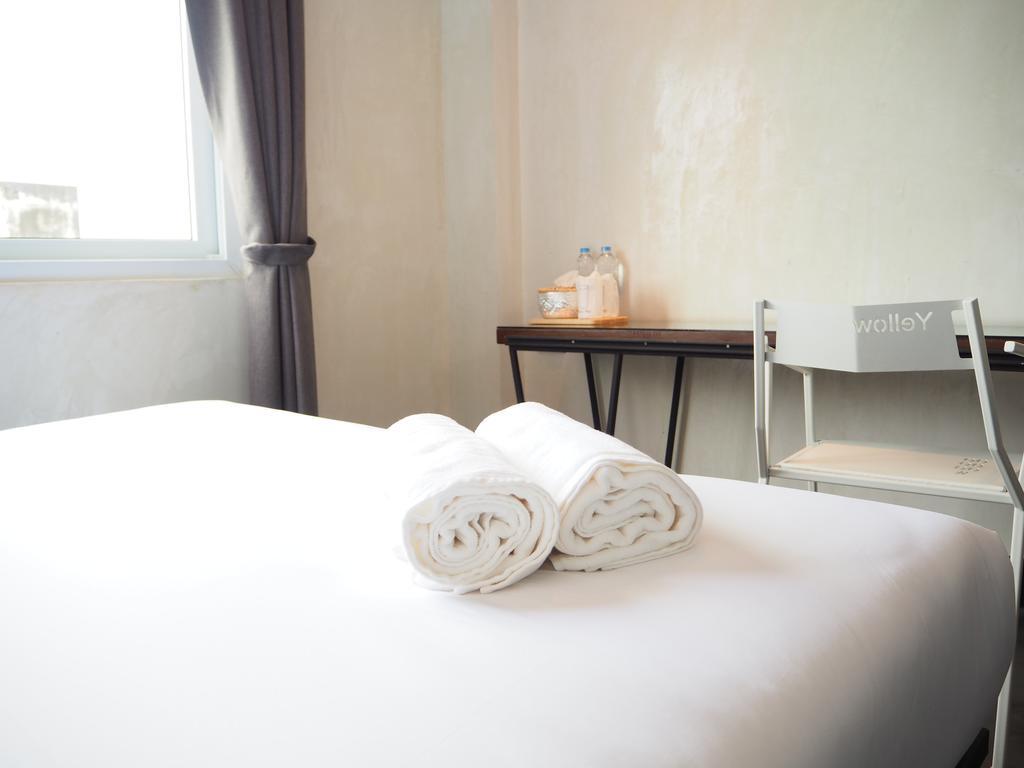 Art-C House Hotel Phuket Bagian luar foto