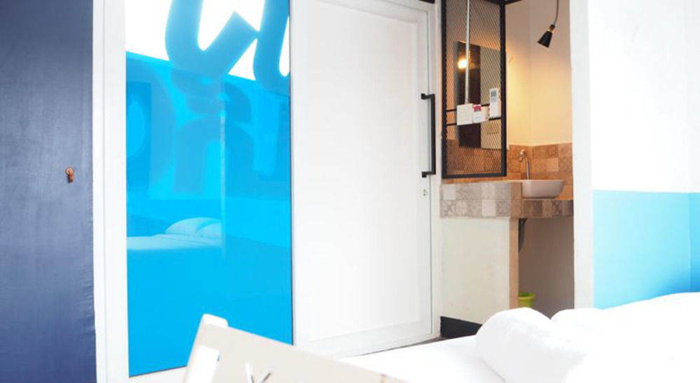 Art-C House Hotel Phuket Bagian luar foto