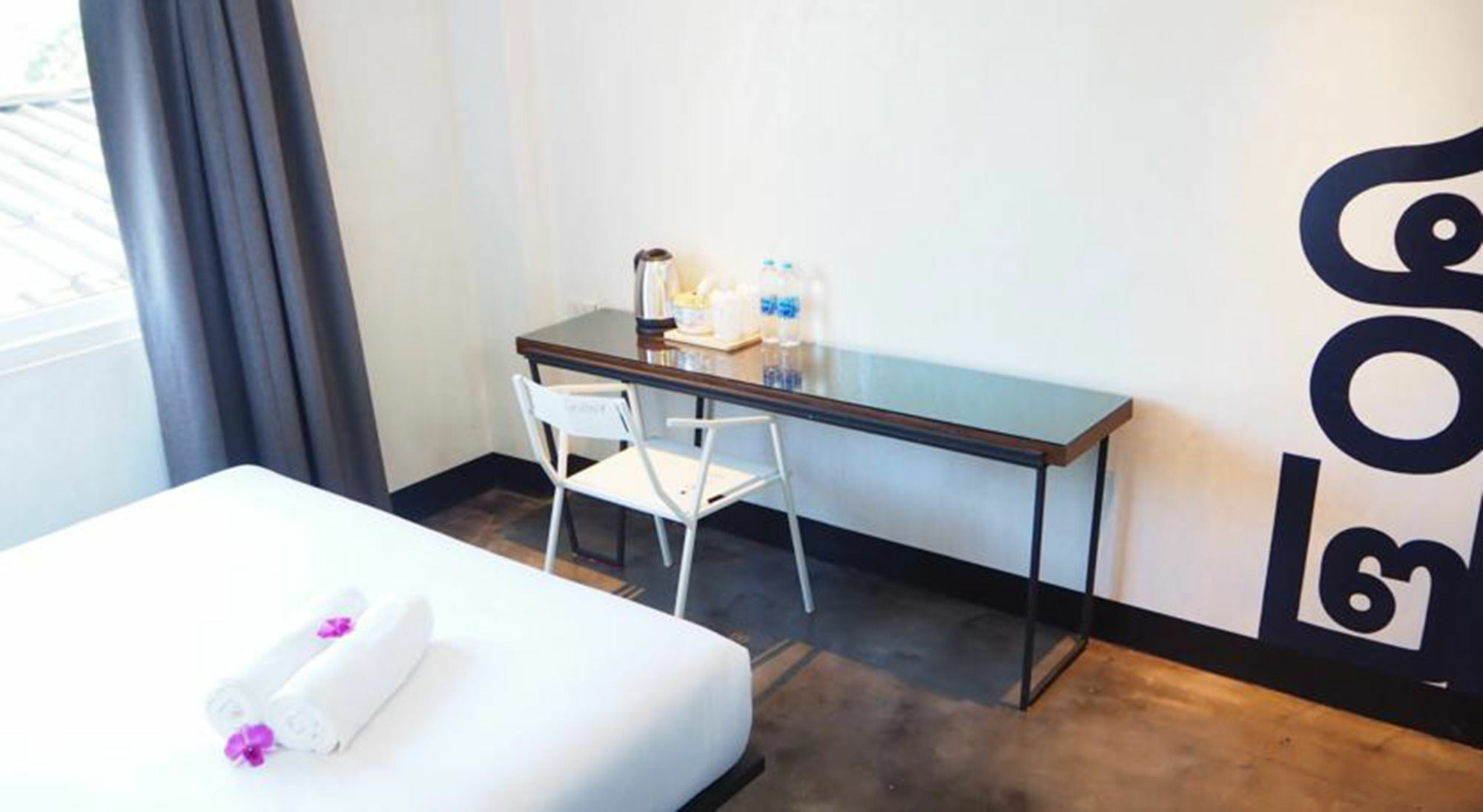 Art-C House Hotel Phuket Bagian luar foto
